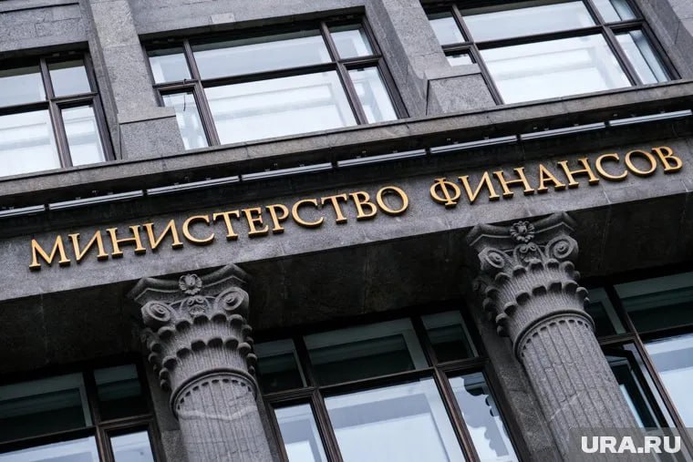Минфин России разработал законопроект, упрощающий иностранным банкам открытие филиалов в стране за счет снижения финансовых требований и расширения спектра разрешенных операций. «Министерство финансов России подготовило законопроект, направленный на стимулирование прихода иностранных банков на российский рынок. Согласно документу, минимальный гарантийный депозит для открытия филиала сокращается с 1 млрд до 90 млн рублей. Помимо этого, филиалы получат право работать с физическими лицами и проводить более широкий спектр операций на рынке ценных бумаг», — сообщает «Интерфакс» со ссылкой на собственные источники.