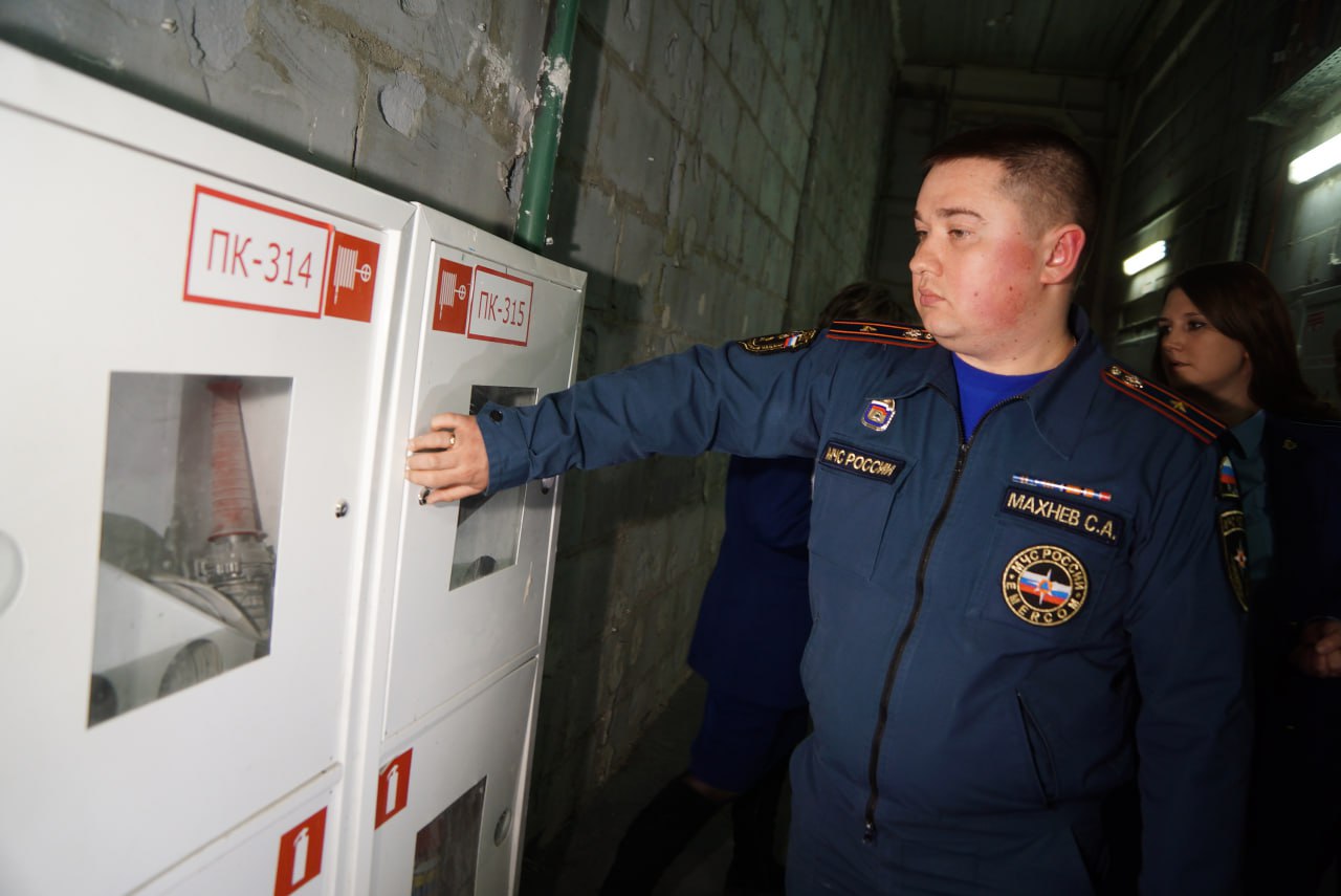 Прокуратура выявила нарушения в рестобаре Тан в Якутске Прокуратура г Якутска по поручению прокуратуры республики с привлечением специалистов провела проверку в рестобаре Тан В ходе проверки выявлены грубые нарушения требований пожарной безопасности включая отсутствие условий для безопасной эвакуации посетителей в случае пожара Также зафиксированы санитарные нарушения в холодильниках хранились заготовки сырье и полуфабрикаты без маркировки в цехах не оказалось оборудования для обеззараживания воздуха и маркировки разделочного инвентаря Кроме того сотрудники заведения работали без медицинских книжек По итогам проверки прокуратура внесла представление а также возбудила административные дела в отношении юридического лица ООО Восточный ветер по ч 1 ст 20 4 нарушение требований пожарной безопасности и ст 6 6 нарушение санитарно эпидемиологических требований к организации питания населения КоАП РФ Суд признал организацию виновной и назначил штраф в размере 300 тысяч рублей По решению Якутского городского суда от 22 августа 2025 года деятельность ночного клуба приостановлена на 60 суток Решение пока не вступило в законную силу и может быть обжаловано Фото Булатов Алексей