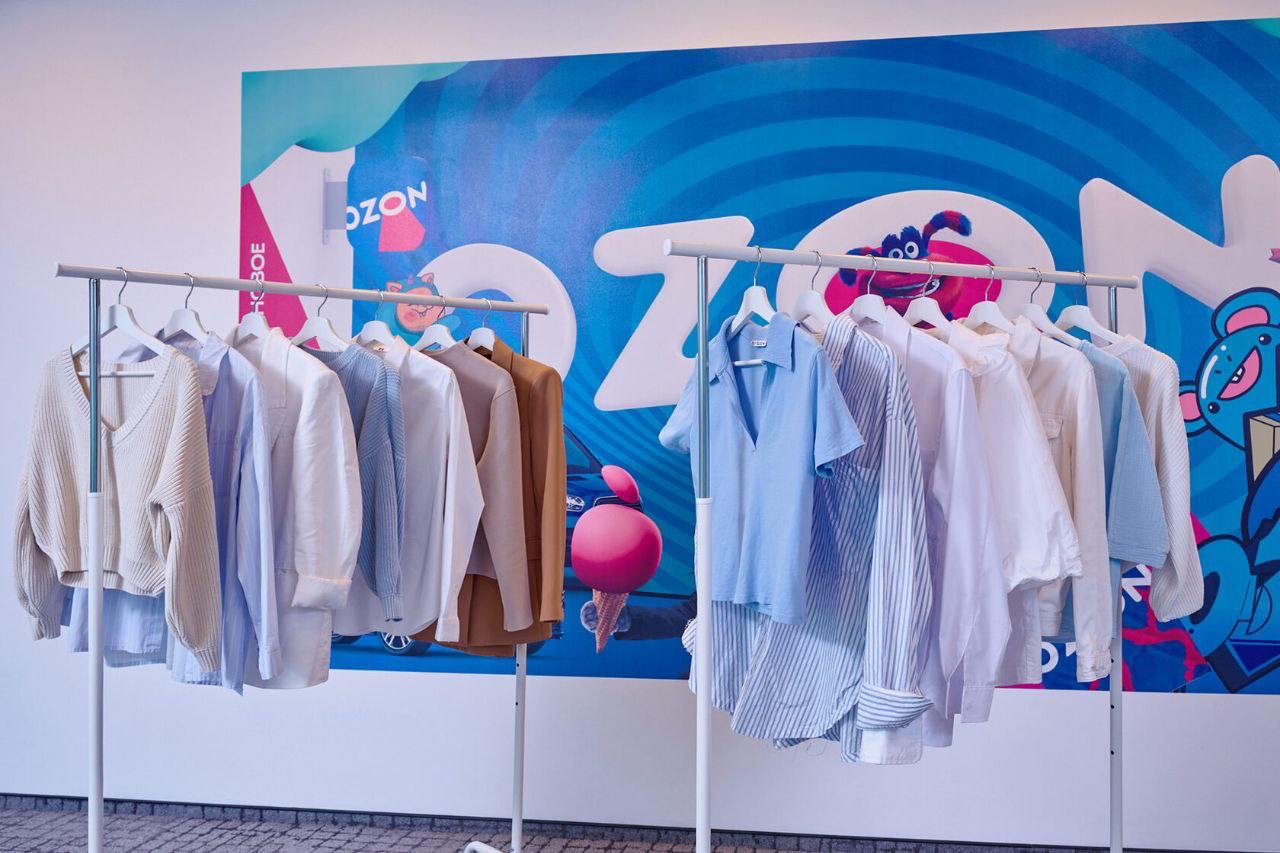 Ozon удвоил оборот категории Fashion в 2024 году  Ozon находится на втором месте на онлайн- и офлайн-рынке среди площадок, которые занимаются категорией Fashion.   Ozon Fashion остается самым быстрорастущим направлением в Ozon. За 9 месяцев 2024 года оборот категории вырос в 2 раза.   Количество активных продавцов Ozon Fashion достигло 260 тыс.  +62% , а количество покупателей — более 32,5 млн  +36 .   В среднем покупатель категории Fashion на Ozon делает более 8 заказов за полгода — на 47% больше по сравнению с аналогичным периодом в 2023 году.   На регионы приходится 51% продаж товаров категории Fashion, что на 2,2 п.п. выше показателя 2023 года.    Новость из бесплатного мониторинга новостей e-commerce от Data Insight Подписаться