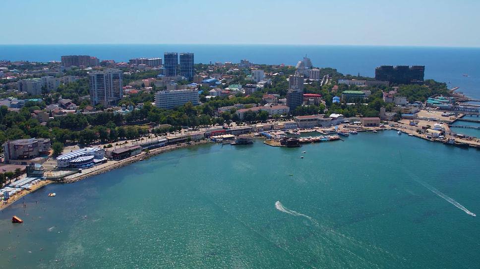 В Анапе разработают проект нового курортного комплекса На юге России планируется создание нового крупного туристического объекта курортно оздоровительного комплекса Высокий Мыс Для реализации этого проекта уже начата подготовка к проведению аукциона на выполнение комплекса инженерных изысканий и разработку всей необходимой проектной и рабочей документации Аукцион на выбор подрядной организации проведут до 17 ноября 2025 года Начальная стоимость работ оценивается в 348 6 миллиона рублей Победителю аукциона предстоит провести полный цикл инженерных изысканий необходимых для строительства на выбранной территории Это включает в себя геологические геодезические экологические и другие виды исследований которые позволят оценить особенности участка и учесть их при проектировании По данным министерства курортов Краснодарского края на на территории города курорта Анапа гостей принимает 715 объектов размещения общей емкостью 72 653 койко мест Новости Отели ОтелиАнапы Новости Отелей