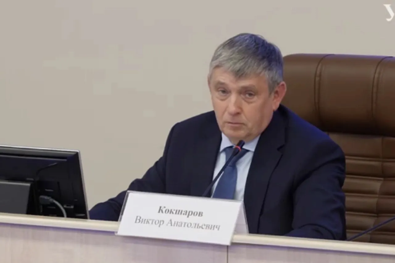 Бывший ректор Виктор Кокшаров лишился должности президента УрФУ Бывший ректор Уральского федерального университета Виктор Кокшаров лишился своей новой должности президента вуза сообщает Ъ Урал Контракты со всеми проректорами и президентом УрФУ были автоматически прекращены после решения председателя правительства РФ Михаила Мишустина утвердить на пост ректора экс директора Института радиоэлектроники и информационных технологий РТФ ИРИТ РТФ Илью Обабкова рассказали Ъ Урал в вузе Кокшаров пока находится на позиции советника ректора добавили там Опыт многолетнего руководителя вуза Виктора Кокшарова должен быть максимально полезным в решении новых задач стоящих перед университетом В начале этого года в университете в том числе в кабинете Виктора Кокшарова прошли обыски По данным СМИ они были связаны с уголовным делом о превышении должностных полномочий ст 286 УК РФ продаже земельных участков УрФУ в центре Екатеринбурга по заниженной стоимости uralweb ru