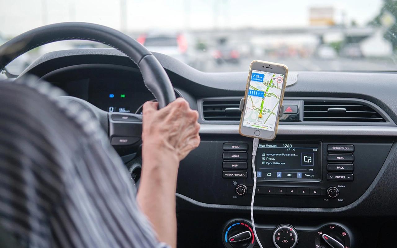 Яндекс Карты запустили новый режим для зон с плохим GPS В чем суть В сервисе появился новый режим По шагам который представит маршрут в виде последовательности маневров которую можно листать Кроме того если приложение не уверено в качестве геопозиции оно предложит пользователю уточнить локацию вручную говорится в сообщении Яндекса Режим По шагам по словам IT компании поможет водителям сориентироваться на маршруте во время проблем с сигналом GPS Он разделяет маршрут на этапы маневры на каждом из них обозначено направление движения расстояние и ориентир В этом режиме вид карты зафиксирован и не зависит от геолокации поэтому маршрут не перестраивается каждый раз когда сигнал GPS меняется В него можно перейти сразу после построения маршрута Если же сигнал восстановится во время поездки Карты предупредят об этом и предложат перейти в обычный режим навигации добавили в Яндексе Также изменения коснулись и обычного режима карты Теперь чтобы уточнить позицию пользователя приложение стало использовать все доступные сигналы от мобильной сети до Wi Fi и GPS Если сервис понимает что сведения о локации неточные оно предложит пользователю установить свое местоположение вручную тогда положение карты зафиксируется и не будет зависеть от сигнала GPS После этого Карты работают как обычно можно искать места и строить маршруты из указанной точки добавили представители компании