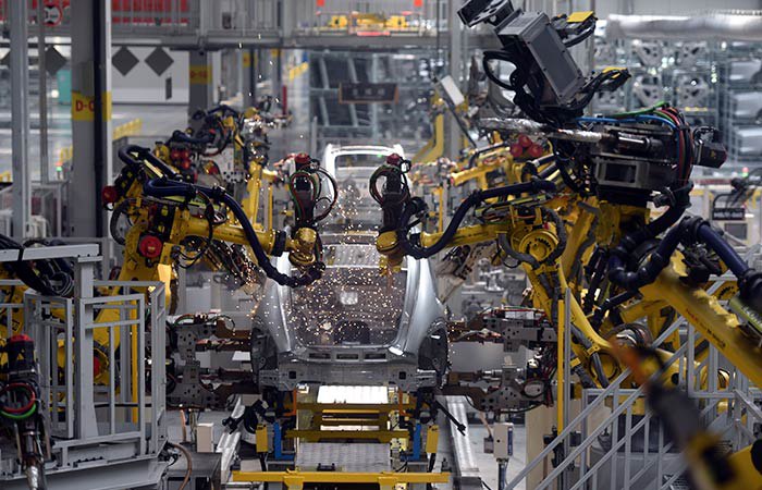 Китайский автоконцерн Great Wall Motor GWM выпускающий в РФ автомобили под маркой Haval планирует в 2026 году ввести производство автокомпонентов в индустриальном парке Узловая в Тульской области сообщил губернатор региона Дмитрий Миляев В настоящее время в рамках договоренностей достигнутых в ходе визита в конце апреля тульской делегации в Китайскую Народную Республику началось строительство завода по производству автокомпонентов Предприятие планируется открыть в 2026 году написал Миляев в своем телеграм канале по итогам встречи с руководством компании Губернатор также сообщил что обсуждена возможность эксплуатации автомобилей марки Haval в сфере такси Фото Fang Dehua VCG via Getty Images interfaxonline