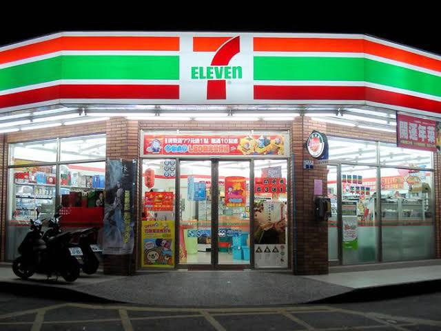 Легендарные 7 Eleven могут открыться В РОССИИ уже в 2026 году Shot пишет что сетка уже зарегистрировала товарные знаки логотип на пакетах и фирменные полоски в России Из за ошибок с переводом все оформили только со второго раза а выйти ребята планировали еще в 2013 Сейчас это один из самых популярных магазинов в Азии который наши туристы любят за выбор сладостей и необычных товаров Это что оттепель