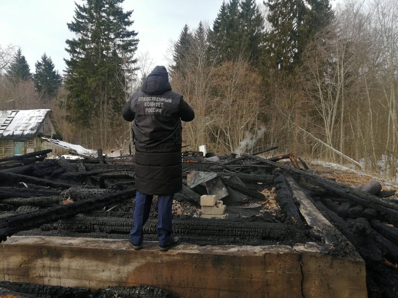 В Гдовском районе проводится проверка по сообщению о гибели пенсионерки при пожаре    24 февраля 2025 года в правоохранительные органы поступило сообщение об обнаружении на месте пожара в частном жилом доме в деревне Атрубашка Гдовского района тела женщины со следами воздействия высоких температур.    Пострадавшей является 89-летняя хозяйка дома, проживавшая одна. По  полученной следствием информации, причиной пожара могла послужить неисправность печного оборудования. В настоящее время по материалу проверки назначены медицинская и пожарно-техническая судебные экспертизы, проводятся проверочные мероприятия, направленные на установление всех обстоятельств произошедшего. По результатам проверки будет принято процессуальное решение.    На территории Псковской области участились случаи гибели людей в результате бытовых пожаров. По каждому подобному факту следственными органами устанавливаются обстоятельства случившегося и причины возгораний.                                                                                                                                       Как правило, пожары возникают в жилых домах и квартирах по причине грубого нарушения правил пожарной безопасности при эксплуатации домашних печей, отопительных приборов, перегрузки электросетей и человеческой неосторожности. Трагические последствия часто наступают при возникновении пожара в ночное время из-за несвоевременного обнаружения источника возгорания.      В связи с этим следственное управление Следственного комитета Российской Федерации по Псковской области напоминает гражданам о необходимости строгого выполнения правил пожарной безопасности. Каждый должен быть уверен в безопасности своего дома, в исправности электропроводки, электро- и отопительных приборов.                                                                                                                                                               Также региональное следственное управление обращает внимание на необходимость более ответственного подхода родителей и иных лиц к обеспечению безопасного нахождения детей в жилых помещениях. Не оставляйте их без присмотра взрослых лиц. Проводите с детьми профилактические беседы, рассказывайте о правилах противопожарной безопасности, выучите с ними телефоны экстренных служб и правила поведения во время пожара, сформируйте у детей чувство опасности огня.     Соблюдайте требования безопасности, берегите себя и своих близких!