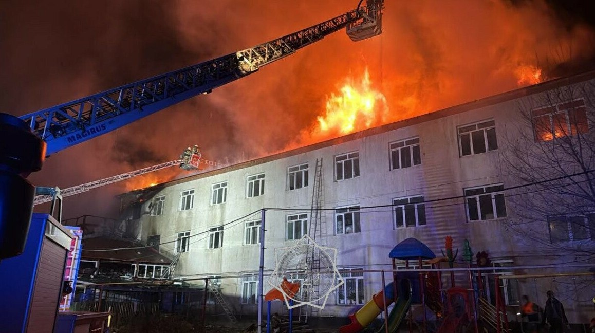 В Алматы загорелся детский дом огонь охватил столовую и крышу Огонь охватил столовую и кровлю здания детского дома в Алматы тушение осложняется конструкцией постройки и материалами кровли передает ArbatMedia На месте происшествия работают спасатели они вскрывают кровлю чтобы получить доступ к очагам возгорания Площадь пожара пока уточняется Для борьбы с огнем организовано четыре участка тушения подача газа на объект была оперативно прекращена Также задействована пожарная автолестница К месту прибыли все экстренные службы города Организован оперативный штаб специалисты ведут непрерывный мониторинг ситуации В МЧС пояснили что огонь распространяется быстрее из за сложной конструкции здания и используемых материалов деревянной фанеры с резиновым покрытием создающих высокую пожарную нагрузку Дети находившиеся в учреждении эвакуированы и размещены в здании мечети Им предоставлено питание а также помощь медицинских работников и психологов Прислать новость