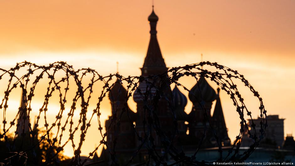 Нобелевские лауреаты призывают освободить политзэков в рамках мирного плана по Украине 16 нобелевских лауреатов направили открытое письмо главам США России Украины и стран ЕС Мы лауреаты Нобелевской премии убеждены что самое важное это прекращение огня А затем переговоры и обмен военными говорится в письме Лауреаты просят в нем включить в проект мирного соглашения пункт о помиловании или обмене гражданских лиц признанных международными организациями политическими заключенными Заключение дальнейших соглашений выгодных всем сторонам должно быть напрямую связано с освобождением гражданских заключенных Это должно быть сделано в первую очередь для больных пожилых людей женщин и подростков уточняют лауреаты напоминая что в российских тюрьмах содержатся более тысячи человек осужденных по антивоенному законодательству которых правозащитный центр Мемориал признал политическими заключенными Мы уверены что если Путин и Зеленский проявят добрую волю и взаимно помилуют хотя бы несколько десятков заключенных лишенных свободы лишь за выражение своего личного мнения и не совершивших насильственных преступлений это ускорит установление прочного и справедливого мира Абсолютно четкие заявления участников переговоров о неоценимой ценности человеческой жизни должны стать основой долгосрочного мира Мы убеждены что права человека должны быть в центре политики и важнейшими из них являются право на жизнь право на достоинство право на свободу Среди подписантов лауреаты Нобелевской премии по физике химии психологии или медицине а также получившая в 2015 году Нобеля по литературе Светлана Алексиевич и лауреаты Нобелевской премии мира 2021 года Дмитрий Муратов и 2022 года Александра Матвейчук украинский Центр гражданских свобод и Ян Рачинский Мемориал Список подписантов открыт и будет дополняться dwglavnoe