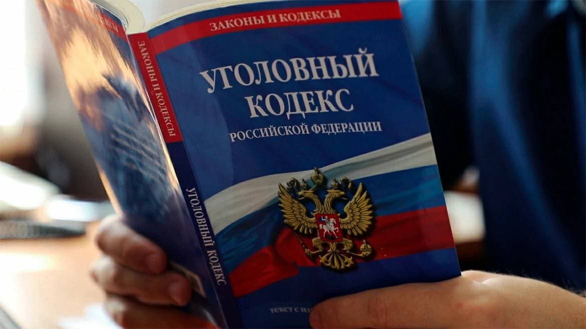 Житель Энгельсского района стал фигурантом уголовного дела за хранение наркотиков Полицейскими у 31-летнего гражданина было изъято вещество, последующее исследование которого в ЭКЦ ГУ МВД России по Саратовской области показало, что оно является наркотическим средством - смесью массой 0,4 гр с производной синтетического наркотика в составе. Мужчина пояснил, что хранил средство с целью личного потребления без цели сбыта. Возбуждено уголовное дело по признакам преступления, предусмотренного ч. 1 ст. 228 УК РФ. Мера пресечения подозреваемому избрана в виде подписки о невыезде и надлежащем поведении.