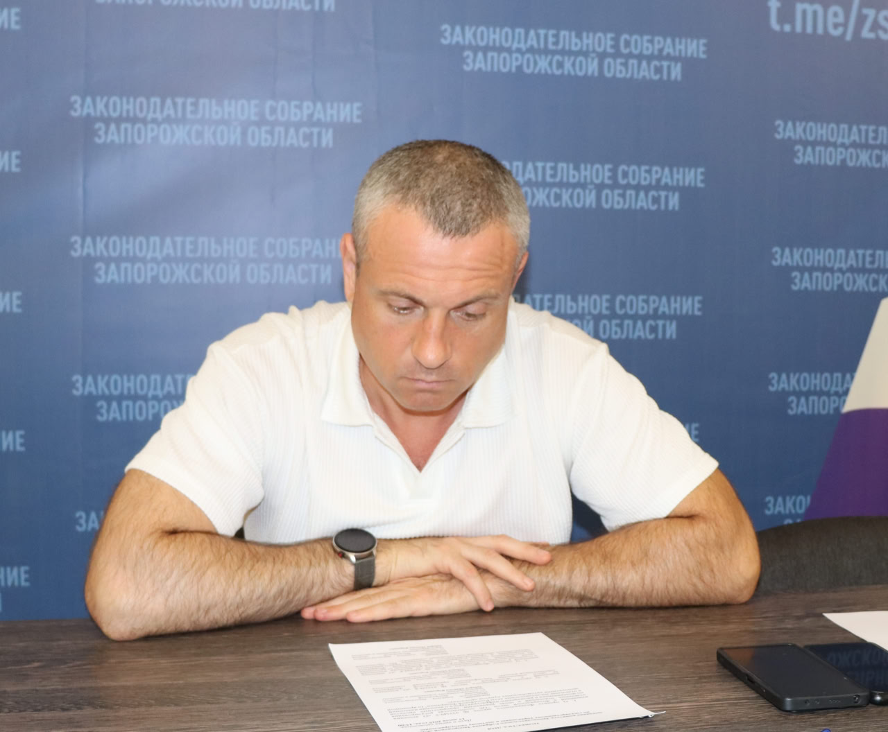 Под председательством Максима Зубарева состоялось заседание комитета Законодательного Собрания Запорожской области по государственному управлению и местному самоуправлению. Депутаты рассмотрели проект федерального закона, направленный на регулирование временной эксплуатации автомобильных пунктов пропуска. Этот вопрос имеет особое значение для обеспечения бесперебойного транспортного сообщения и эффективного функционирования границ. Обсуждался проект федерального закона, который предусматривает внесение изменений в Жилищный кодекс РФ в части повышения квалификации председателей ТСЖ. Проект направлен на улучшение качества управления многоквартирными домами и защиту прав собственников жилья. Комитет рассмотрел проект федерального закона, касающийся продления срока действия полномочий субъектов РФ по утверждению документов территориального планирования и градостроительного зонирования без проведения общественных обсуждений или публичных слушаний. Данная мера призвана ускорить процессы развития территорий в условиях текущей ситуации. Также был представлен проект федерального закона, устанавливающий ответственность за неисполнение требований при использовании посреднических цифровых платформ. Это важный шаг в регулировании цифровой экономики и защите прав пользователей. Депутаты также рассмотрели ряд законопроектов, касающихся переименования населенных пунктов в Чеченской Республике. Особое внимание было уделено проекту федерального закона о привлечении денежных средств граждан и юридических лиц для проведения работ по приспособлению объектов культурного наследия для современного использования под многоквартирные дома. Это позволит сохранить уникальное культурное наследие и одновременно решить жилищный вопрос. По итогам обсуждения были приняты соответствующие решения. ТГ-канал ГоспабликВК Сайт Одноклассники