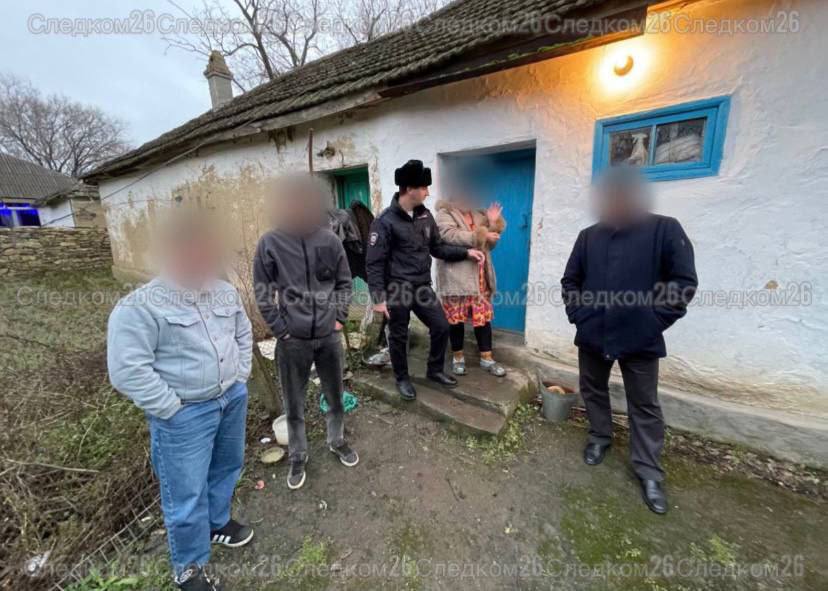 Ставропольчанка хотела сжечь заживо соперницу прямо в её доме 50 летняя жительница села Гофицкого ворвалась в дом где спали мужчина и женщина Из ревности к мужу она подожгла занавеску заперла дверь и ушла К счастью очевидцы помогли жертвам выбраться из огня Их жизни вне опасности Поджигательница уже под стражей Дело расследуется chp26rus