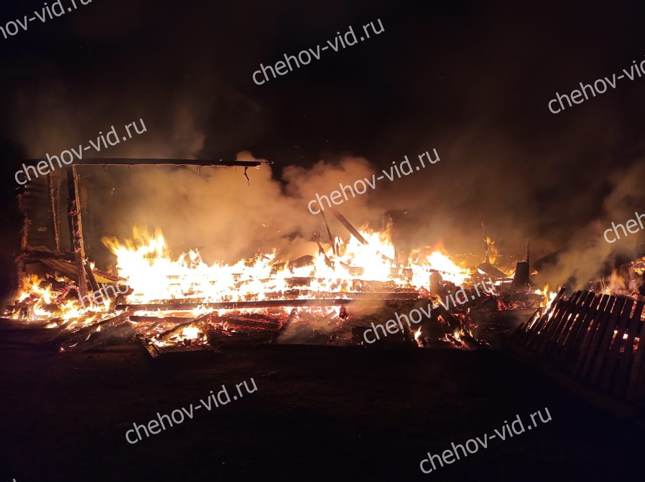 Двухэтажный дом сгорел в Чеховском округе Подмосковья  Частный дом загорелся на 78-ом километре Симферопольского шоссе в районе деревни Перхурово Чеховского округа в ночь на 19 февраля. О происшедшем редакции «Чехов Вид» сообщили очевидцы.  Сигнал о происшествии в экстренные службы поступил в начале третьего ночи. На место выдвинулись силы Чеховского пожарно-спасательного гарнизона.  По прибытии огнеборцы выяснили, что двухэтажное здание полыхает по всей площади. Они провели разведку водных источников, ближайшим оказалась река Лопасня.  С пламенем специалисты боролись почти до 6 утра, отстоять постройку было невозможно, однако угрозу дальнейшего распространения огня предотвратили.  Предварительно, обошлось без пострадавших.