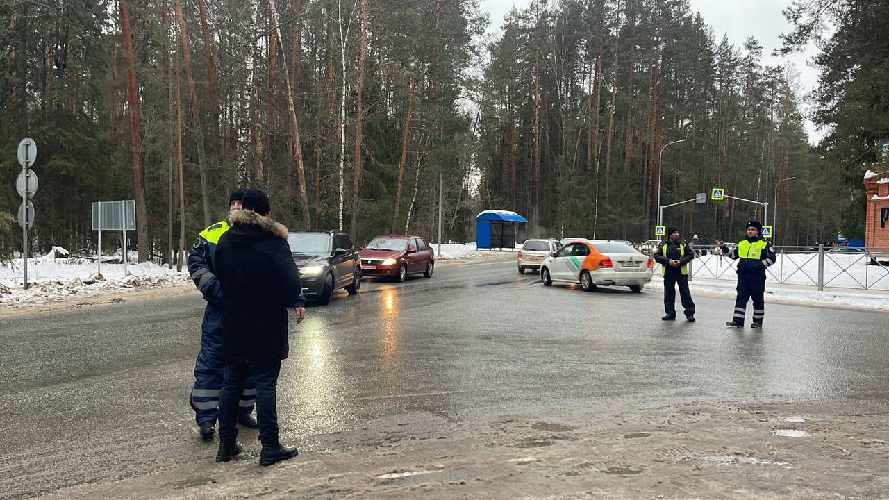 Въезд в Раифу освободился от пробок  Организация дополнительной парковки в поселке Садовый и запуск шаттла позволили разгрузить трафик и улучшить доступность Раифской святыни для туристов. Автобус ходит каждые 10 минут, проезд бесплатный.   Отметим, в прошлом году Рождественский фестиваль «Лёд и свет» посетили более 100 тысяч человек.