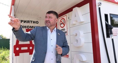 Проверка автозаправок в Нижегородской области выявила нарушения правил экологии и торговли. Об этом сообщили в пресс-службе Законодательного Собрания Нижегородской области.   "Впервые столкнулись с ситуацией, когда на баннере указана одна цена, а на кассе она оказалась ниже. Получилась необычная реклама, только наоборот. В целом, на этих заправках топливо дешевле на 10-15 % по сравнению с другими станциями региона. Такая цена вызывает вопросы о качестве топлива. Мы хотим прекратить практику, когда низкая стоимость скрывает не только обман покупателей, но и опасность для экологии и автомобильных двигателей", - рассказал Владислав Атмахов, председатель комитета по экологии и природным ресурсам.