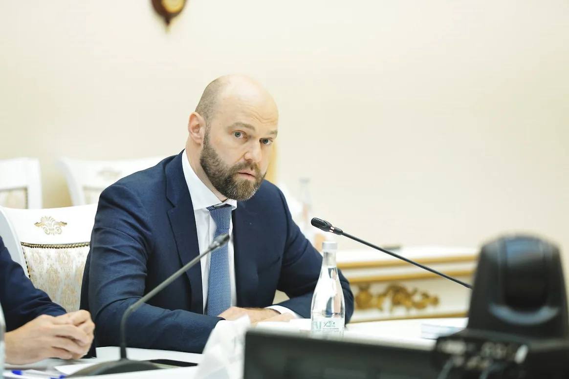 Михаил Смирнов может покинуть правительство Самарской области  Как сообщает «Ъ-Волга», первый вице-губернатор — председатель правительства Самарской области Михаил Смирнов может покинуть свой пост. По информации источника в правительстве, с кандидатурой на пост главы кабинета министров ещё ничего не ясно:  «Не исключено, что обе должности будет совмещать губернатор Вячеслав Федорищев. Также существует вероятность, что правительство может возглавить кто-то из местных кадров».  Михаил Смирнов занял пост врио первого вице-губернатора — председателя правительства Самарской области 1 августа прошлого года, а после победы Вячеслава Федорищева на выборах был утверждён в данной должности.  Выборный