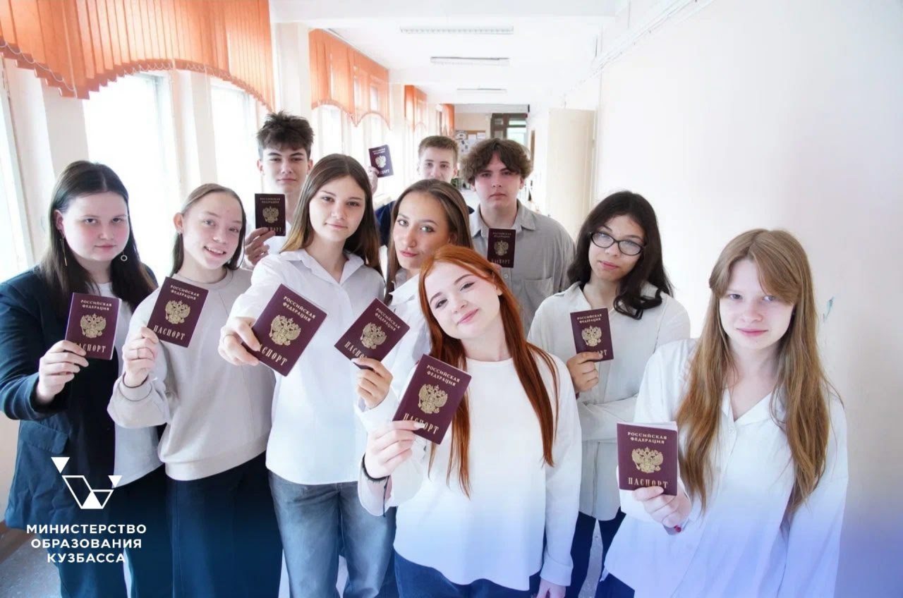В кузбасских школах девятиклассники продолжают сдавать ОГЭ Сегодня экзамен прошёл для 22 064 выпускников 9-х классов, из них 21 711 — выпускники текущего года. Во всех территориях региона открыт 201 пункт проведения экзаменов. Биологию сдали 6 046 выпускников, информатику КОГЭ — 5 742, обществознание — 8 720, химию — 1 203. Результаты участники узнают не позднее 10 июня в своей школе или на сайте Кузбасского центра мониторинга качества образования. В случае возникновения вопросов родители и выпускники могут обратиться за информацией по телефону горячей линии: +7 3842 58-70-25.