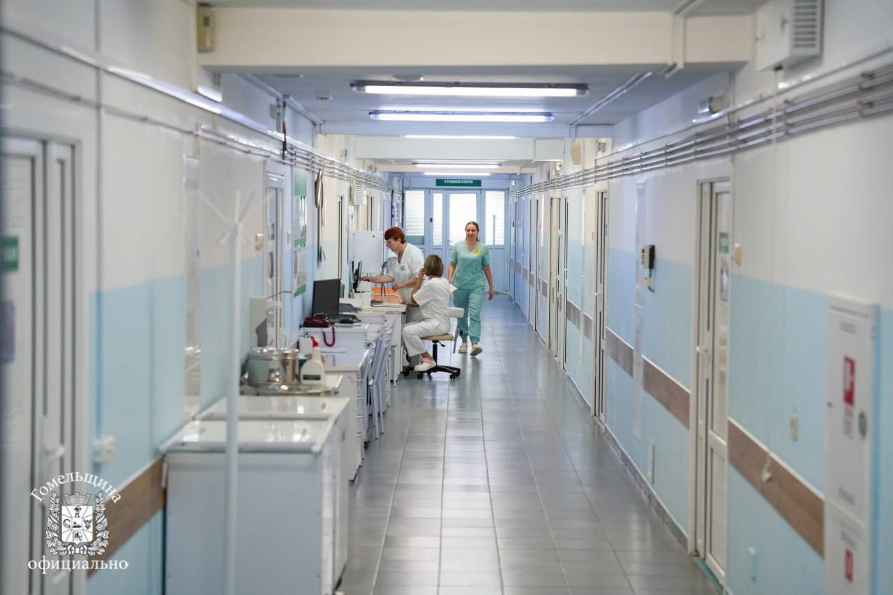 Минздрав утвердил график работы учреждений здравоохранения в выходные и праздничные дни в декабре январе Амбулатории поликлиники а также поликлинические отделения больниц и РНПЦ организации службы крови санэпорганизации аптеки организации медтехники и организации особого типа работают по следующему графику 20 декабря по графику рабочего дня 25 декабря 1 2 7 января по графику праздничного дня 26 27 декабря 3 января по графику субботнего дня 28 декабря 4 января по графику выходного дня Режим работы стационарных подразделений 20 27 декабря 3 января по графику субботнего дня 25 декабря 1 2 7 января по графику праздничного дня 26 декабря по графику рабочего дня 28 декабря 4 января по графику выходного дня Во время праздничных и выходных дней будет обеспечена непрерывность лечебного процесса при оказании медицинской помощи населению Служба скорой неотложной медицинской помощи в указанные даты работает в режиме повышенной готовности