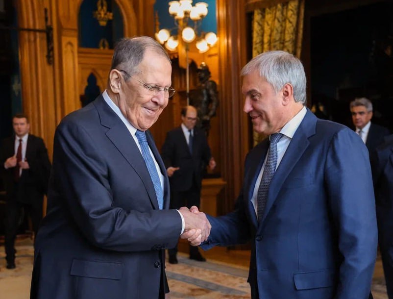 В преддверии правительственного часа в Государственной Думе 11 февраля на тему О приоритетах внешней политики Российской Федерации Министр иностранных дел С В Лавров 10 февраля встретился с Председателем Государственной Думы Федерального Собрания Российской Федерации В В Володиным руководителями партийных фракций и профильных комитетов В ходе беседы проведён обстоятельный обмен мнениями по ключевым международным вопросам расставлены акценты в распределении усилий в рамках совместной деятельности законодательной и исполнительной ветвей власти по реализации утверждённого Президентом В В Путиным единого внешнеполитического курса С В Лавров особо отметил весомый вклад отечественной парламентской дипломатии в продвижение позитивной повестки в целях построения многополярного миропорядка упрочение места и роли России на мировой политической арене