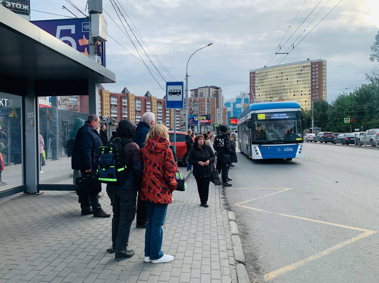 Масштабная смена остановок ожидает Новосибирск.  Мэрия объявляет конкурс на обновление 70 остановочных павильонов. Ещё 80 конструкций планируют закупить до конца 2024 года.  Как сообщил глава города Максим Кудрявцев, обновлять остановки будут во всех районах, а размещать новые прежде всего в спальниках, где их сейчас нет.  1  1  1   Отправить новость