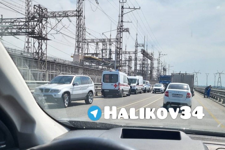Утром 22 июля на Волжской ГЭС сотрудник полиции предотвратил трагедию, заметив на мостовом переходе молодого мужчину, который перелез через ограждение. Как рассказали ИА «Высота 102» в ГУ МВД России по Волгоградской области, опасную ситуацию сотрудник заметил, возвращаясь по плотине со службы домой. – Сотрудник Отдела уголовного розыска УМВД России по городу Волжскому возвращался после службы домой, когда на мосту через Волгу заметил за ограждением молодого человека, явно собирающегося прыгнуть в воду. Полицейский остановил машину, оценил обстановку и в результате длительного разговора и убеждений смог подобрать в этот сложный для 19-летнего юноши момент нужные слова, которые остановили его от необдуманного шага, – сообщили в пресс-службе Главка. Сообщается, что на данный момент молодому человеку ничего не угрожает.