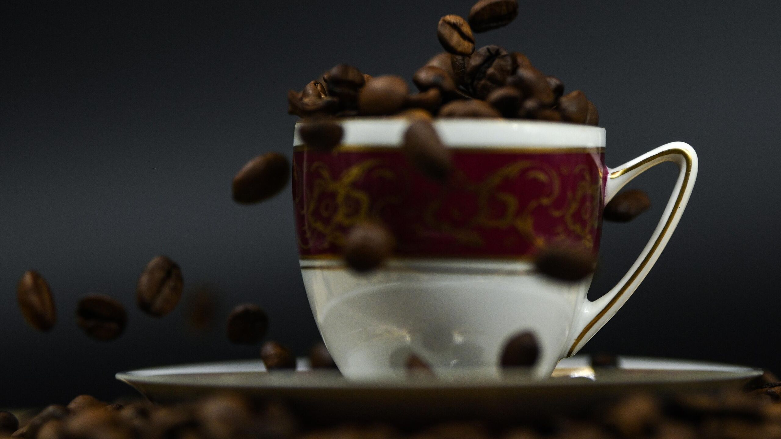 Новый урожай кофе из Африки позволяет делать позитивные прогнозы для российского сегмента specialty coffee кофе высокого качества из отборных зерен арабики рассказали РИА Новости эксперты работающей на этом рынке кофейной компании Сварщица Екатерина Объем и качество урожая из основных кофепроизводящих стран Африки позволяют делать позитивные прогнозы для российского рынка Цены на привычные лоты свежего урожая показывают умеренный рост в 1 2 доллара за килограмм рассказали аналитики Основными странами производителями specialty coffee в Африке являются Эфиопия и Кения По их словам профильные аналитики еще в прошлом году предполагали рекордный урожай Эфиопии связанный с омоложением плантаций внедрением высокоурожайных сортов и расширением площадей При этом из за волатильности глобального рынка кофе и потерей в отдельных регионах Латинской Америки засух в Бразилии и Вьетнаме эксперты остерегались смелых прогнозов