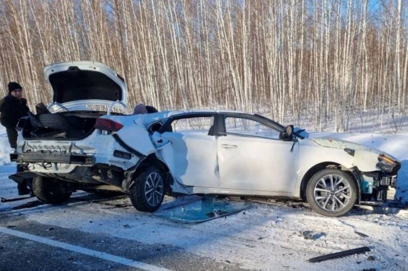 В Магдагачинском округе смертельное ДТП столкнулись Hyundai K5 и ГАЗ Соболь Водитель иномарки 1998 г р погиб на месте рулевого отечественного авто с травмами доставили в больницу Полиция устанавливает обстоятельства дорожно транспортного происшествия На месте ДТП работают сотрудники ГИБДД и следственно оперативная группа ОМВД России Магдагачинский ampravda