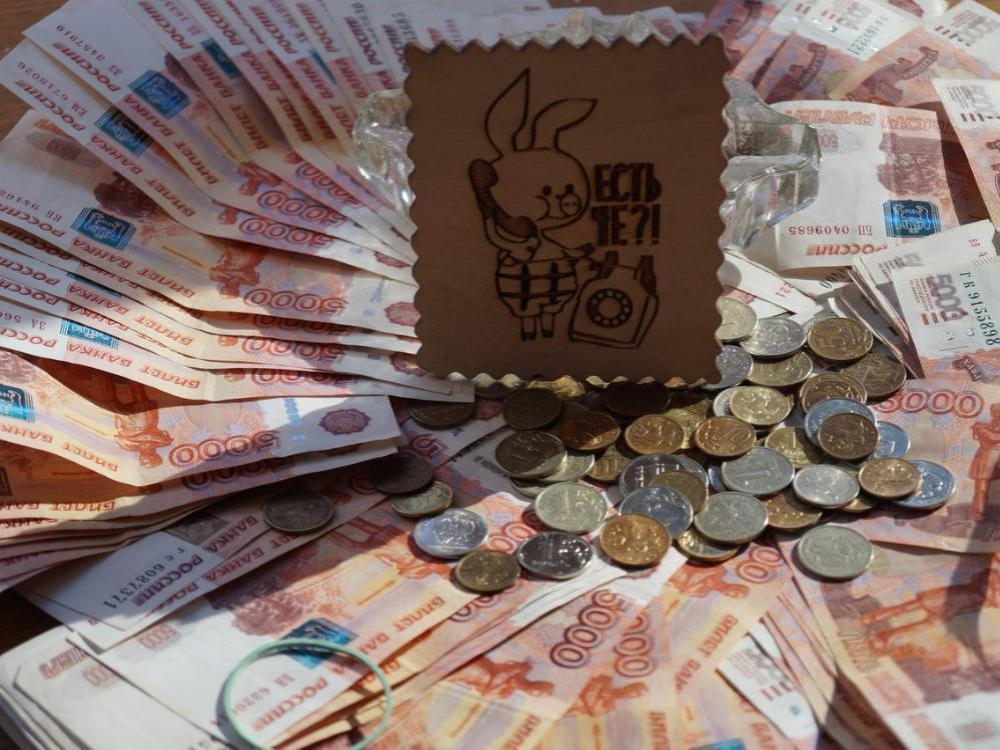 Меньше половины архангелогородцев рассчитывают в этом году получить 13 ю зарплату По данным SuperJob 48 работающих жителей Архангельска ожидают получить тринадцатую зарплату или премию по итогам года Нет надежд по получение годового бонуса у 43 респондентов Среди мужчин доля ожидающих премию несколько выше 53 чем среди женщин 43 Наиболее оптимистично настроена молодежь в возрасте до 35 лет на дополнительные выплаты в конце года рассчитывают 58 Среди респондентов в возрасте 35 45 лет таких 54 а среди тех кому 45 и больше лишь 37 Среди обладателей высшего образования на премию рассчитывают 52 тогда как среди тех у кого среднее профессиональное образование 41 Больше всего же тех кто ожидает получения годовых премий среди зарабатывающих от 150 тысяч рублей в месяц 65 Тринадцатые зарплаты чаще всего планируют тратить на отпуска и путешествия 21 опрошенных 15 респондентов израсходуют деньги на закрытие кредитов и долгов 13 пустят финансы на нужды семьи по 9 на текущие расходы или ремонт 7 горожан отложат годовые премии в сбережения Еще 7 потратят тринадцатые зарплаты на подарки 5 намерены потратить все деньги на себя 3 оплатят с их помощью обучение 2 медицинские услуги