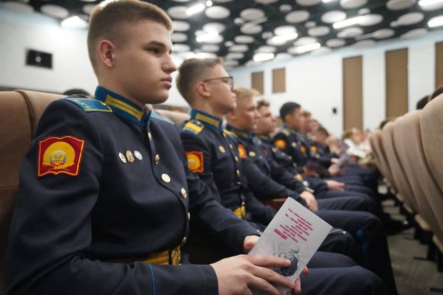Губернатор встретился с воспитанниками президентского кадетского училища В День Героев Отечества губернатор Кузбасса Илья Середюк встретился с воспитанниками Кемеровского президентского кадетского училища В рамках лекций Российского общества Знание глава региона рассказал ребятам о Героях Советского Союза и России из Кузбасса которые в разные годы защищали страну и подвигами сделали свои имена бессмертными Гостям представили литературно музыкальную композицию Фронтовые записки основанной на реальных историях о непростых буднях защитников России и мирных жителей возвращенных территорий В основу был взят дневник солдата служившего в 208 м полку а также истории сослуживцев и воспоминания матери из двух книг Государственного фонда Защитники Отечества Нет уз святее товарищества и Жизнь за други своя kuzzbas ru news society 77851 html