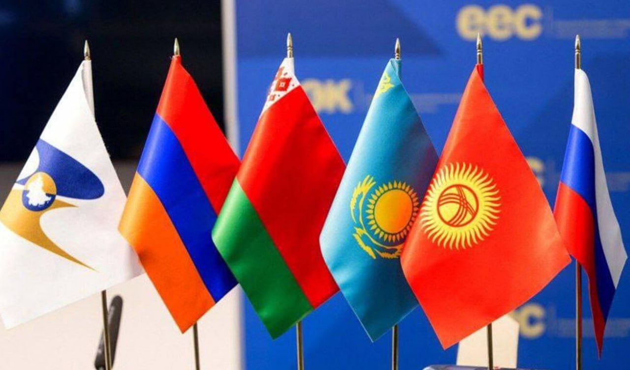 Минфин разрабатывает новые меры по выводу бизнеса из серой зоны Министерство видит потенциал по выводу бизнеса из тени и повышению собираемости за счет новых инструментов администрирования косвенных налогов в первую очередь внутри ЕАЭС Одним из них станет система подтверждения ожидания товаров СПОТ Она будет контролировать поставки товаров из стран Содружества уплату налогов цены на эти товары и номенклатуру по ним Также Минфин планирует продлить до 2030 г отсрочку по учету для уплаты налогов штрафов при нарушениях иностранных контрагентов Кроме того министерство планирует обсудить с регионами возможность налогообложения долговых цифровых финансовых активов fatcat18