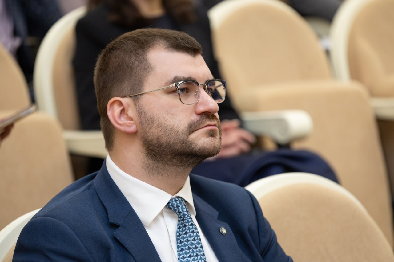 С 1 августа электрометаллургия официально получит статус самостоятельной отрасли. Изменения уже внесены в классификаторы благодаря инициативе Ассоциации электрометаллургических предприятий  АЭМП .  «Эту работу АЭМП вместе с профильными властями ведет с 2023 года. Достигнутое решение станет важным шагом для сбалансированного регулирования отрасли. Электрометаллургия – это отдельная высокотехнологичная, экологичная сфера, требующая особого подхода», — заявил член корсовета «Деловой России» и президент АЭМП Иван Демченко.   По его словам, отдельный код экономической деятельности позволит металлургам разрабатывать спецпрограммы и стратегию развития отрасли на госуровне. Также это поможет точнее вести статистические наблюдения и обеспечит правовую основу для гибкого регулирования отрасли.
