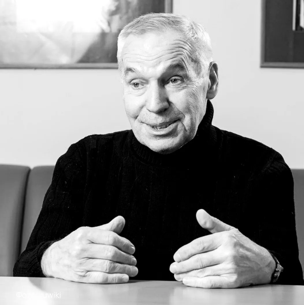 Умер стоявший у истоков Спокойной ночи малыши Роберт Ляпидевский Ему было 89 лет Последние годы он служил в Театре кукол имени С В Образцова Артист родился в семье легендарного летчика и Героя Советского Союза Анатолия Ляпидевского участника экспедиции по спасению челюскинцев Роберт озвучивал мультипликационные и кукольные фильмы играл в кино и участвовал в детских передачах на ТВ Народного артиста похоронят на Новодевичьем кладбище   Подпишитесь на Абзац в Максе