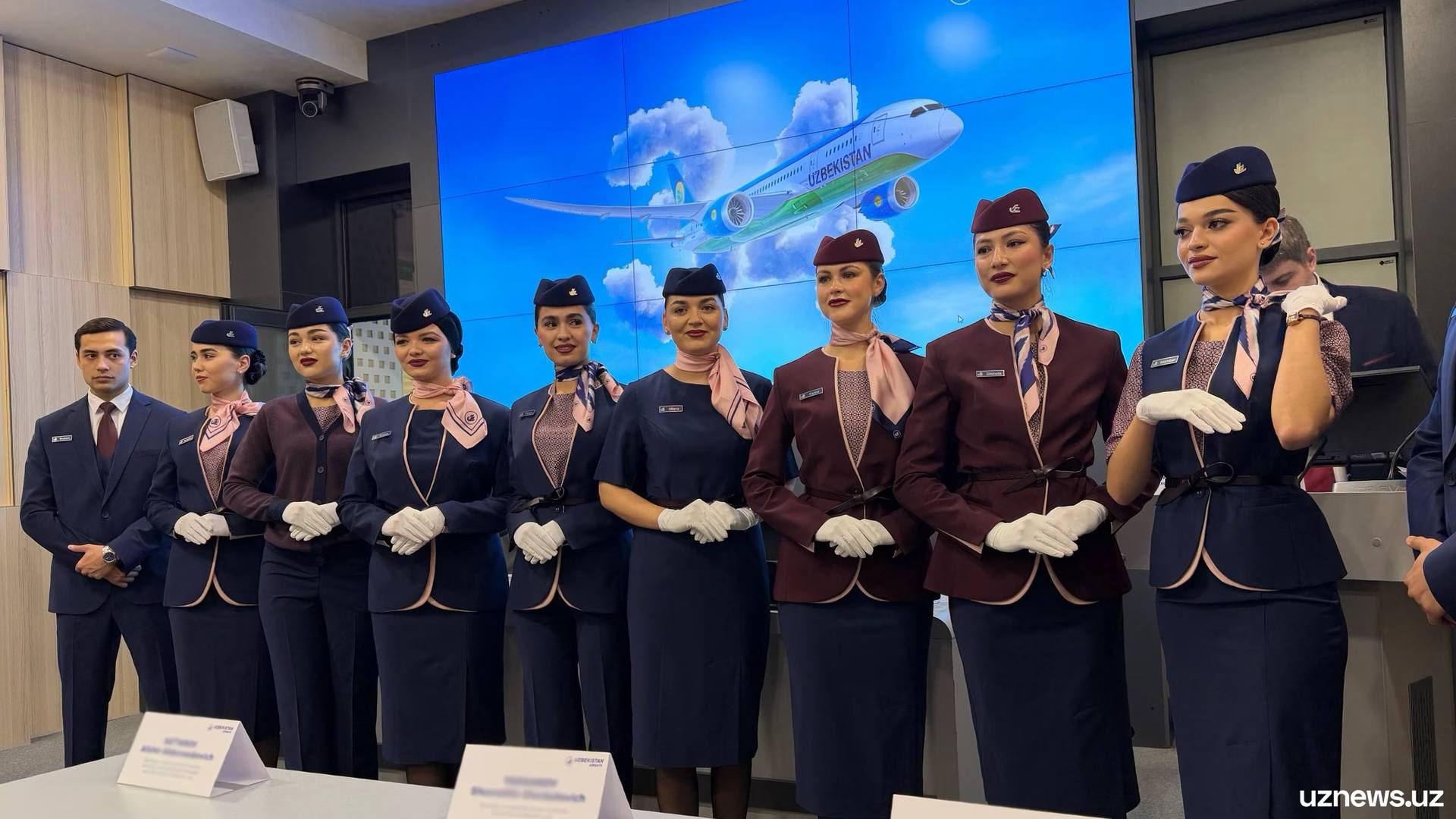 Uzbekistan Airways представила новую униформу бортпроводников Авиакомпания начинает поэтапное внедрение новой униформы для бортпроводников с обновлённым дизайном цветовой концепцией и расширенным комплектом форменной одежды   uznews uz ru news 106854 uznews