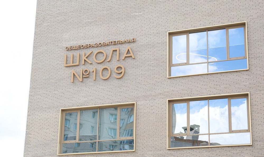 Директора воронежской школы 109 где избили мальчика могут оштрафовать на 30 тыс рублей Прокуратура установила что школа не создала безопасные условия для учеников при организации образовательного процесса Кроме того об избиении сотрудникам школы стало известно на следующий день но они не рассказали о случившемся правоохранителям и родителям ребенка В отношении директора Юлии Агуповой возбудили два административных дела Ей грозит штраф в размере до 30 тыс рублей Подписывайтесь на группу РИА Воронеж в Max