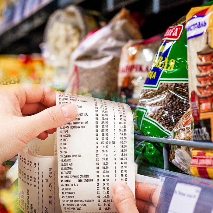 Меморандум о стабилизации цен на продукты питания подписали в Иркутской области Соглашение действует между правительством региона местными производителями и торговыми сетями до февраля 2026 года Согласно документу стороны берут обязательства по стабилизации и не повышению цен на социально значимые продукты Это куриное яйцо второй категории сливочное масло 61 5 и 72 5 процентов жирности молоко пастеризованное 2 5 процентов жирности творог обезжиренный замороженная тушка цыпленка бройлера хлеб недлительного хранения Торговые сети не должны устанавливать размер торговой надбавки на эти продукты выше 15 процентов Подписи под документом поставили руководители СХАО Белореченское СПК Окинский ООО Иркутский масложиркомбинат АО Ангарская птицефабрика ООО Саянский бройлер АО Каравай ЗАО Иркутский хлебозавод и торговые сети Удача Экономия Командор