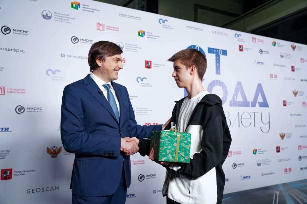 Сергей Кравцов в рамках Елки желаний исполнил желание 15 летнего Дмитрия из Брянска Министр просвещения Российской Федерации Сергей Кравцов принял участие во Всероссийской акции Елка желаний и воплотил в жизнь мечту мальчика из Брянска 15 летний Дмитрий загадал в подарок на Новый год паяльную станцию чтобы совершенствовать свои навыки