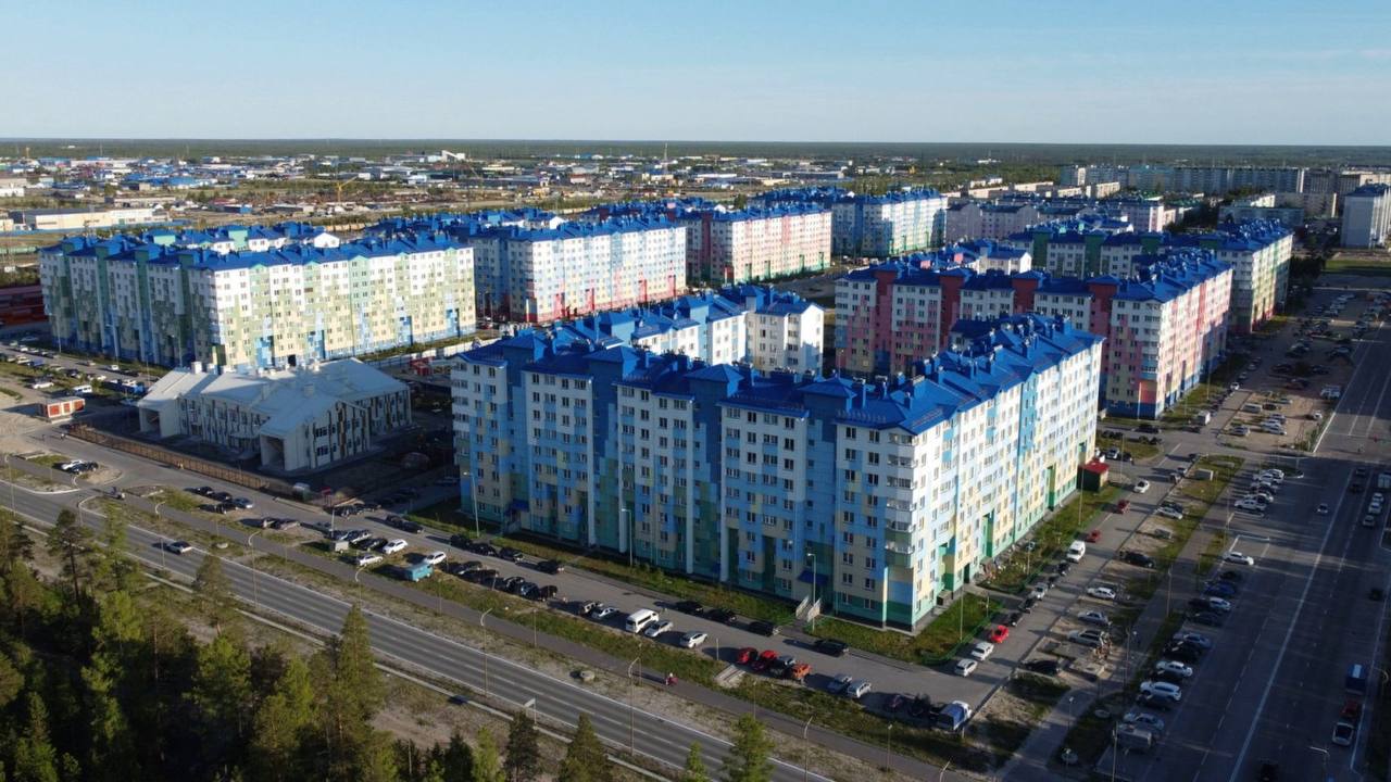 На Ямале масштабируют региональную программу по переселению из аварийного фонда «Мой дом» Возможность не дожидаться расселения своих домов, а получить специальный сертификат и самостоятельно вложить его средства в приобретение квартиры появилась у жителей авариек Ноябрьска. До конца года выдача сертификатов запланирована в Лабытнанги, Красноселькупском и Ямальском районах. Программа решает задачи национального проекта «Инфраструктура для жизни». В южной столице Ямала мерой поддержки воспользовались уже пять семей. Изначально региональная программа «Мой дом» была запущена в Салехарде, а потом и в Губкинском. По ней жители аварийного фонда могут получить сертификат. Его можно использовать на первичном рынке у частных застройщиков для покупки готовой квартиры или в качестве платежа по договору долевого строительства. "Для того, чтобы масштабировать программу по всему региону, мы еще в прошлом году подготовили нормативную базу. В этом году начинаем выдавать сертификаты еще в четырех муниципалитетах. Выдача уже состоялась в Ноябрьске, на очереди Лабытнанги, Ямальский и Красноселькупский районы. В дальнейшем при наличии проектов от частных застройщиков возможна ее реализация и в других муниципальных образованиях," - рассказал первый заместитель директора департамента строительства и жилищной политики ЯНАО Тимофей Савиных. Сертификат можно получить сразу после признания жилья аварийным. В случае, если жилье не будет найдено, расселение произведут в порядке очереди силами администрации муниципального образования. Направив сертификат в качестве платежа по договору долевого строительства, житель аварийного дома может оставаться в своей квартире, дожидаясь готовности будущей новостройки. Региональную программу начали внедрять на Ямале в 2022 году по поручению главы региона Дмитрия Артюхова. За время реализации в Салехарде и Губкинском программой воспользовалось 174 семьи. В планах на 2025 год предоставить меру поддержки 150 семьям во всех задействованных муниципалитетах.