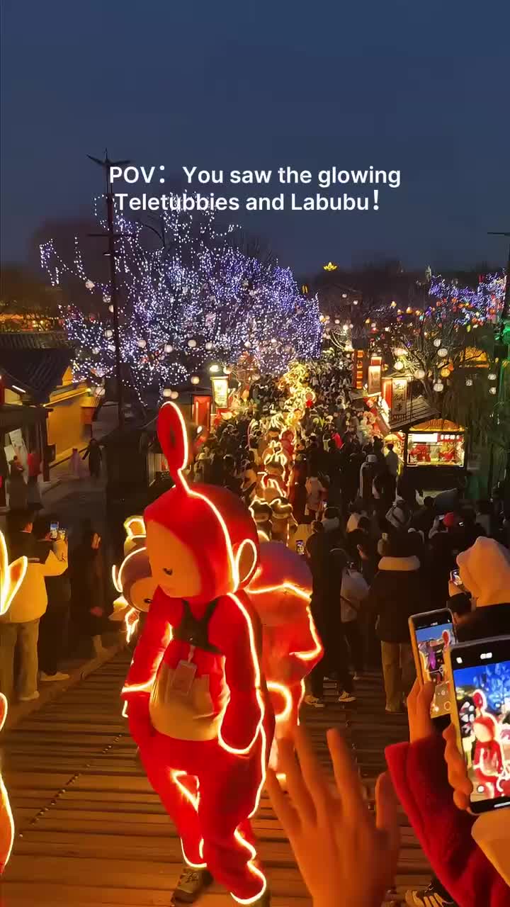 В Хэнане прошел яркий парад косплееров Лабубу и Телепузиков