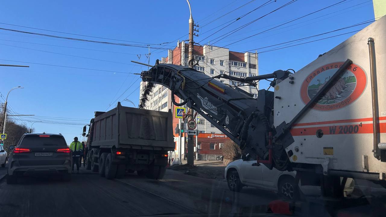 В Мурманской области стартовала дорожная кампания В 2025 году отремонтируют 1 3 9 объектов. Работы запланированы в рамках национального проекта «Инфраструктура для жизни», стратегического плана «На Севере – жить!» и программы реновации ЗАТО. На текущий момент в регионе: в 10 муниципалитетах начался ямочный ремонт на 10 объектах нацпроекта «Инфраструктура для жизни» стартовали ремонтные работы. Также по поручению губернатора Андрея Чибиса завершены обследования улично-дорожной сети. Подрядные организации приступили к устранению дефектов после зимы. «Ещё раз обращаю внимание: есть участки, где эти дефекты возникли в пределах гарантийных сроков. Все они устраняются за счёт подрядчиков. Если возникают проблемы по добровольному оперативному выходу подрядных организаций на объекты, то тогда все заказчики вскрывают банковские гарантии и выполняют работу за счёт этих средств», - сказал глава региона. Губернатор Андрей Чибис поручил максимально активизировать темп работ и усилить строительный контроль на всех этапах ремонта. За 6 лет в Мурманской области обновлено 7 млн кв. м дорог