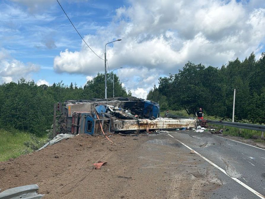 Возле с. Васильевское на автодороге «Мостовик-Соснино-Пальчино» перевернулся кран. Сотрудники Госавтоинспекции устраняют последствия аварии. Движение временно пришлось перекрыть. В результате ДТП пострадал мужчина 28 лет. Медицинская помощь пострадавшему оказана на месте. От госпитализации отказался.