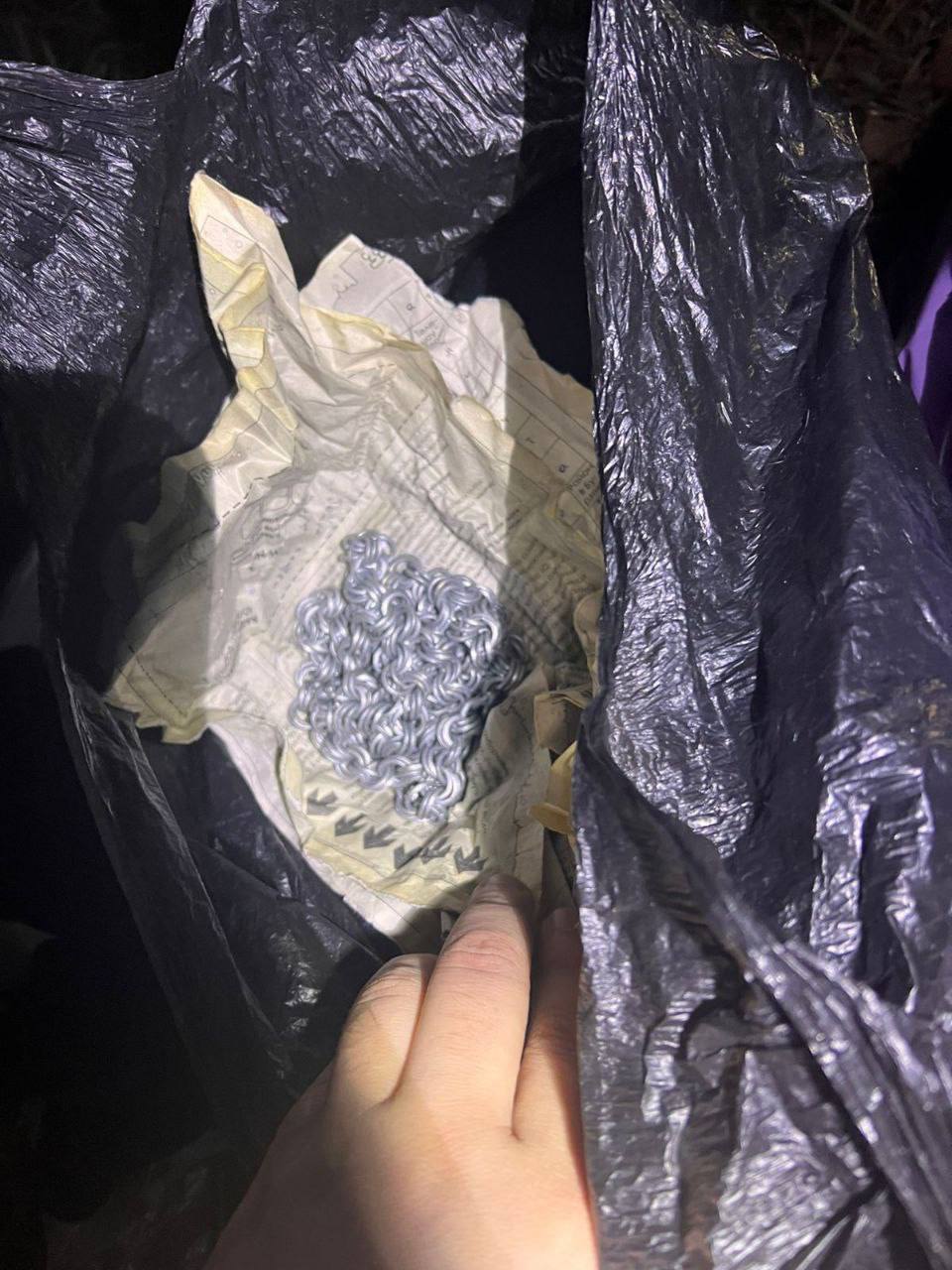 Амурчанин покрасил золотые цепи, надеясь спрятать их от государства ‼ С марта по октябрь 2024 года подсудимый покупал золото у неустановленных лиц в поселке Токур Селемджинского района. Затем он переплавил около 1,87 килограмма золота в две цепи весом 579,2 и 646,74 грамма. Чтобы скрыть драгметалл, изделия он покрасил. Для перевозки в Благовещенск одну цепь он спрятал в автомобиле Toyota Noah, а вторую надел на родственника и отправился в путь. На трассе Свободный – Благовещенск автомобиль остановили силовики. При досмотре нашли обе цепи. Экспертиза показала, что содержание золота в них составляет 83,19 % и 83,29 %. Общая стоимость чистого металла превысила 8,7 миллиона рублей. Суд признал мужчину виновным в совершении преступления и назначил ему год лишения свободы условно с таким же испытательным сроком. Золотые цепи конфисковали в доход государства, сообщает пресс-служба Благовещенского горсуда.