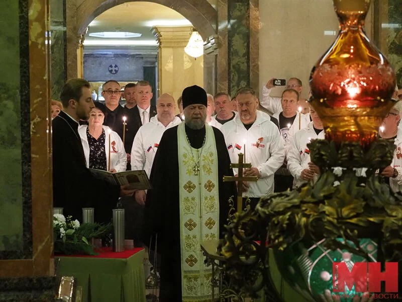 В Минске в крипте Храма-памятника в честь Всех Святых заложили капсулы с землей городов-героев. Это событие стало важной частью автопробега, который с 18 по 24 июня проходит по городам России и Беларуси. В Храме прошла поминальная лития, после чего представители 11 городов-героев торжественно заложили капсулы в крипту. Уже завтра в 4:00 депутаты примут участие в мероприятиях, посвященных Дню всенародной памяти жертв Великой Отечественной войны в Брестской крепости. «Минск-Новости» MINSKNEWS.BY Telegram Viber FB VK Inst TikTok YouTube