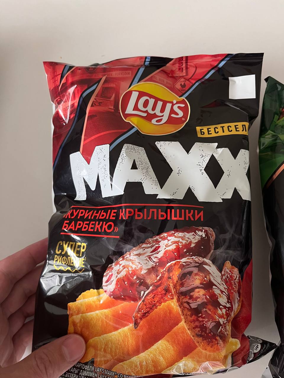 Lay’s выпустил чипсы со вкусом двойного бургера. Также компания поменяла дизайн рифлёной линейки Maxx, куда также входят вкусы «Пицца-4 сыра» и «Куриные крылышки барбекю».