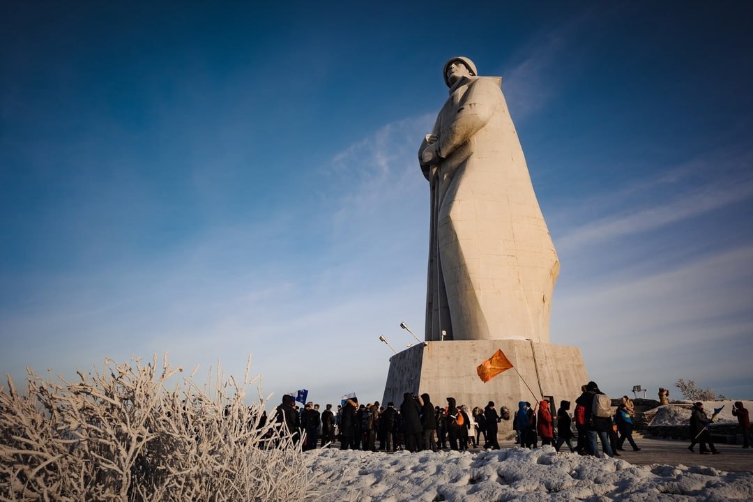 Во всех муниципалитетах Мурманской области пройдут больше 230 культурных мероприятий к 23 февраля Северян ждут концерты, возложения цветов к мемориалам, уроки мужества, исторические квесты и интерактивные программы. В их числе:  15 февраля – премьера сериала «Челюскин. Первые» в кинотеатре «Мурманск»;  21 февраля – торжественный концерт с участием Ансамбля песни и пляски Северного флота в Мурманском областном Дворце культуры и народного творчества имени С.М. Кирова;  22 февраля – встреча молодежи с участником специальной военной операции в рамках «Арктического диалога» в пространстве «СОПКИ.21А»;  23 февраля – торжественный митинг у Мемориального комплекса «Защитникам Советского Заполярья» и театрализованный концерт на площади Пять Углов в Мурманске, который станет официальным открытием Года защитника Отечества;  в пространствах «СОПКИ» и учреждениях культуры запланированы акции «Письмо защитнику Отечества», «Письмо Победы», «Открытка солдату», викторины, выставки и патриотические проекты.