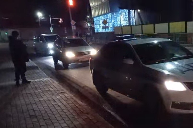 Юриста Дмитрия Тодошева который летом этого года подал административный иск об отмене муниципальной реформы в Республике Алтай арестовали на 12 суток за неподчинение законным требованиям сотрудников правоохранительных органов Несколько дней назад машину под его управлением остановил экипаж ГИБДД Инспекторы предложили пройти освидетельствование на состояние опьянения однако Тодошев отказался выполнить их требование после чего был задержан и доставлен на освидетельствование в больницу Официально о результатах исследования не сообщалось Но за неподчинение сотрудникам полиции Тодошева в рамках административного дела по ст 19 3 КоАП РФ арестовали В удовлетворении иска суд отказал