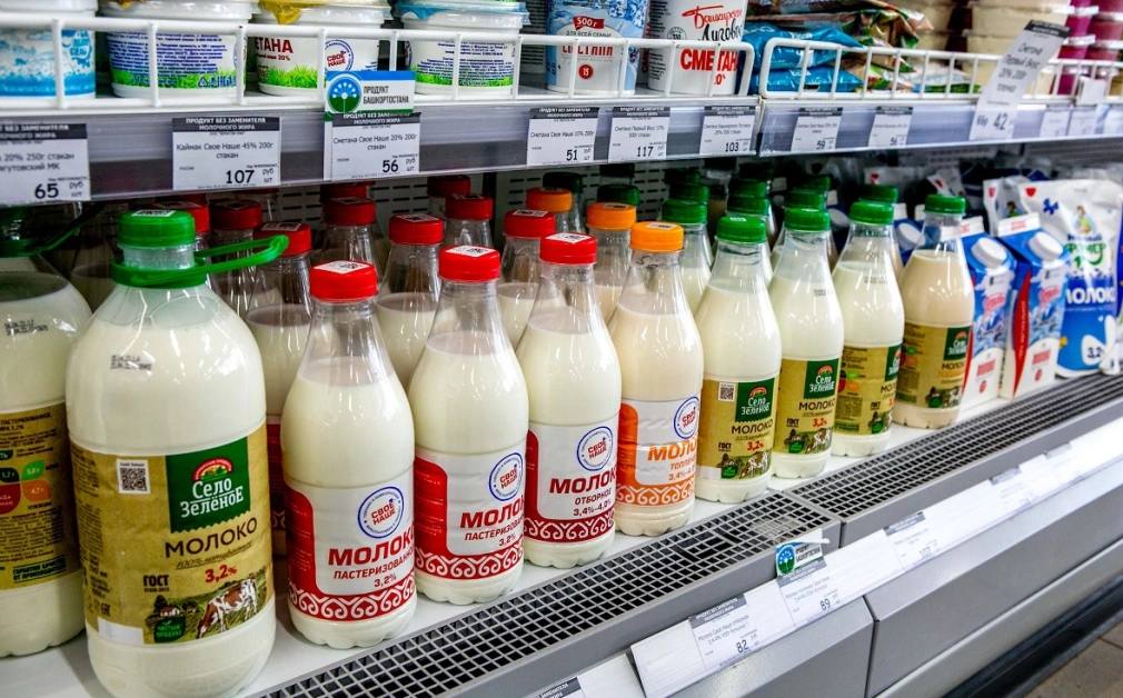 Башкирия на 20% увеличила экспорт молочной продукции С начала января по 30 июня 2025 года из Башкирии за границу было отправлено 6,7 тыс. тонн молочной продукции. Это на 19,5% больше, чем за аналогичный период 2024 года, когда республика экспортировала 5,6 тыс. тонн. При этом количество экспортных партий за год немного уменьшилось: если в первом полугодии прошлого года за границу отправили 951 партию, то в этом году — 916. Подавляющее большинство молочной продукции из Башкирии отправляется в страны Таможенного союза, а именно в Казахстан и Кыргызстан. В 2025 году туда отгружено 5,6 тыс. тонн кумыса в составе 853 партий. РБК-УФА