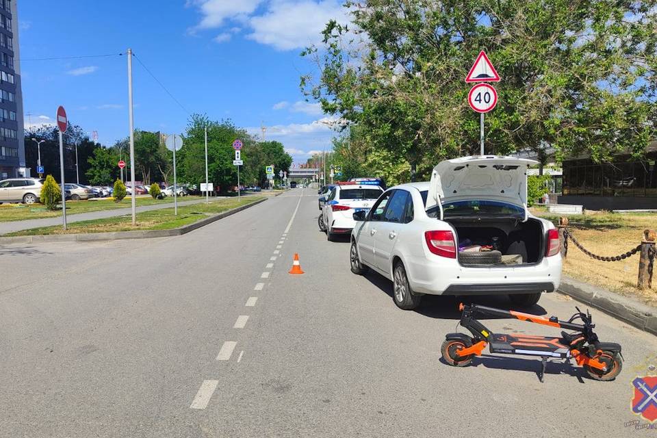 «Лада» снесла подростка на электросамокате в Волгограде Авария произошла в центре города. 12 мая в Центральном районе Волгограда произошло ДТП. Авария случилась днем, около 13:20, на улице Балонина. Водитель автомобиля LADA Granta сбил юного водителя электросамоката. 17-летнгий юноша получил травмы, ему потребовалась госпитализация. - В результате ДТП несовершеннолетний доставлен в медучреждение, - сообщили в ГУ МВД России по Волгоградской области.