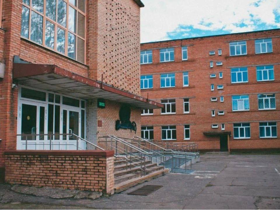 В Можайске планируют отремонтировать учебно производственный корпус и мастерские техникума по ул Мира В рамках капремонта обновят кровлю фасад и входные группы Также запланирована полная замена инженерных сетей сантехоборудования окон и дверей Внутри здание тоже отремонтируют Также в техникум закупят новую мебель и учебное оборудование Все работы на объекте обещают завершить в 2026 году