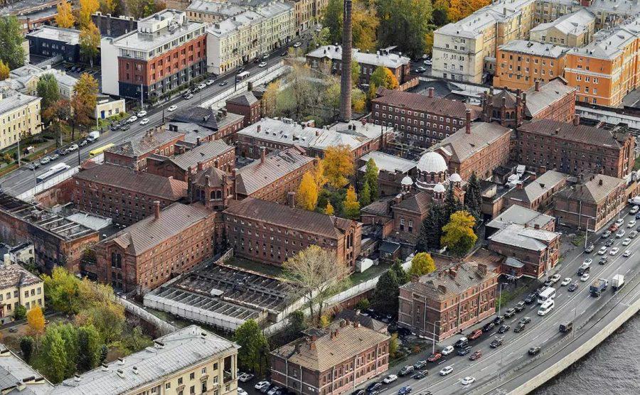 Два здания в составе петербургских Крестов признали памятниками Комитет по охране памятников включил два корпуса бывшей тюрьмы Кресты в список объектов с признаками культурного наследия Это бывший хирургический барак и здание мастерских на Арсенальной набережной 7 Это ограничит возможности редевелопмента для инвестора  Комплекс Кресты в феврале 2025 года купила группа компаний КВС планирующая открыть там музей гостиницу и общественные пространства Фото Сергей Фомин Global Look Press Подпишись на РБК Петербург