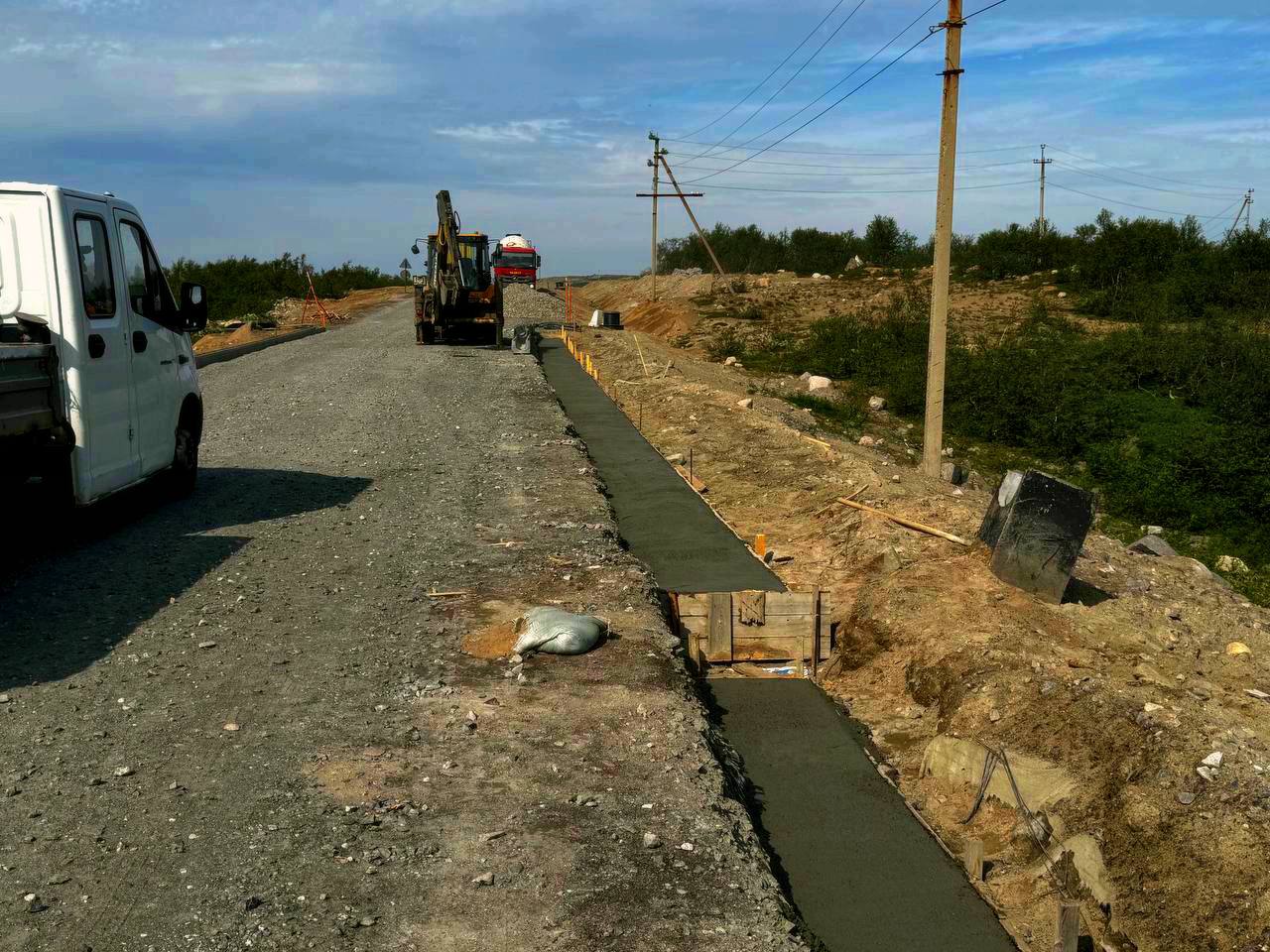 Заместитель губернатора - министр транспорта и дорожного хозяйства Мурманской области Юлия Полиэктова проконтролировала ход работ на автодороге в Териберку    На автоподъезде к Териберке подрядчик в рамках гарантийных обязательств устраняет дефекты дорожного покрытия.    Напомним, что ранее по поручению главы региона Андрея Чибиса Мурманскавтодором с привлечением подрядчика обследованы участки автодороги а/п к с. Териберка км 10 - км 35: выявлен ряд дефектов после зимы. Заказчиком выставлено требование об исправлении выполненных работ. Подрядчик принял обязательство к исполнению и приступил к ремонту. Сейчас идет укладка нижнего слоя асфальта. После – будет уложен верхний слой дорожного полотна. Одновременно ведется устройство обочин, водоотводных лотков и водосбросов.  «Когда подрядчик завершит укладку асфальта, специалисты лабораторий ФКУ УпрДор «Кола» и Мурманскавтодора проверят его на соответствие требованиям государственных стандартов, организуют многоступенчатый контроль, отберут керны. Кроме этого, лаборатории в обязательном порядке также проверяют смеси перед процессом укладки», - отметила заместитель губернатора - министр транспорта и дорожного хозяйства  Мурманской области Юлия Полиэктова.   Помимо автоподъезда к Териберке, работы ведутся и на участке автодороги Кола-Серебрянские ГЭС: там завершена укладка асфальтобетона, осталось укрепить обочины и нанести разметку. Ремонт выполняется с 66 по 82 км в рамках национального проекта «Инфраструктура для жизни».