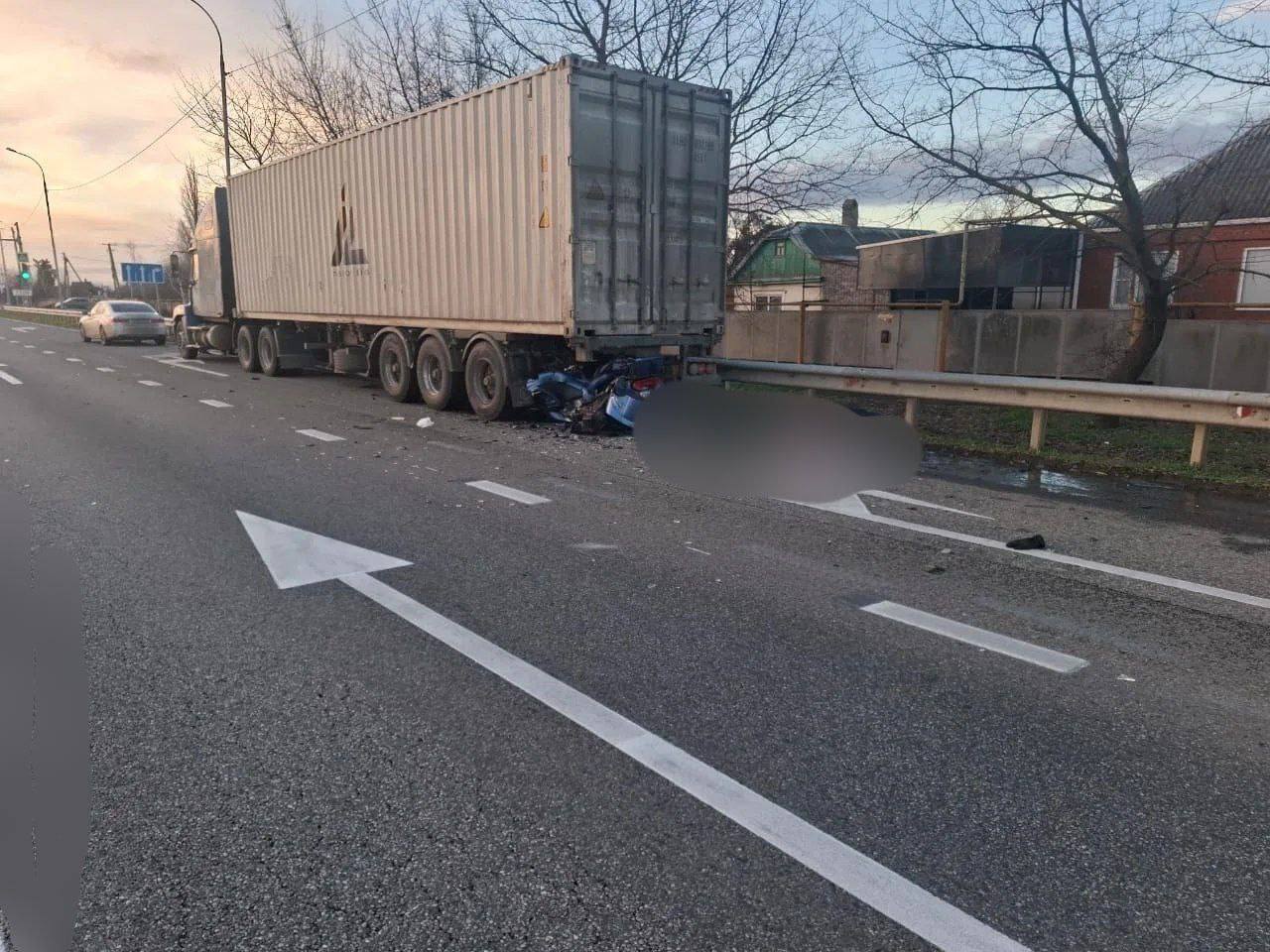 Мотоциклист врезался в стоящий грузовик и разбился в Красноармейском районе Авария произошла 13 декабря на трассе Краснодар Славянск на Кубани в посёлке Краснодарском 51 летний мотоциклист врезался в стоящий большегруз Freightliner с полуприцепом Мужчина погиб на месте ещё до приезда скорой Кубанские Новости Мы в MAX