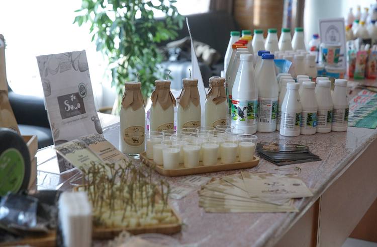 Продовольственный форум впервые пройдёт в Приморье Первый Приморский продовольственный форум пройдёт во Владивостоке 29 мая. На мероприятии представят современные тенденции развития молочной и мясной промышленности. В мероприятии примут участие около 40 организаций пищевой и перерабатывающей промышленности края. Программа включает презентации российских пищевых добавок для повышения качества и экономики мясопродуктов, новые технологии в области молочного производства. Также на форуме расскажут о санитарных правилах, лизинге для пищевых предприятий. Мероприятие пройдёт во Владивостоке 29 мая на площадке отеля на Корабельной Набережной, 10. Начало в 12.00. Регистрация по ссылке: